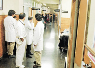 Médicos En Pasillo