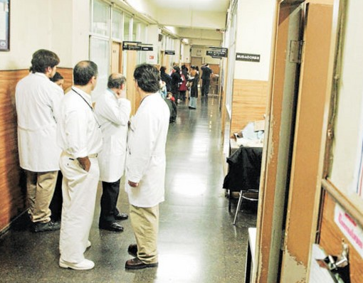 Médicos En Pasillo