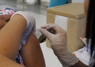 14 de marzo de 2018/SANTIAGO 
Los ministros de Salud, Emilio Santelices, y de Hacienda, Felipe Larraín, y la alcaldesa de Maipú, Cathy Barriga, lanzaron la campaña de vacunación contra la influenza 2018.
 FOTO: LEONARDO RUBILAR CHANDIA/AGENCIAUNO