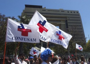 21 noviembre 2017/Valparaiso
Trabajadores de la CONFUSAM marchan hasta el frontis del Congreso Nacional acusando insuficientes avances en las negociaciones con el Gobierno por el Reajuste Salarial mas 8 puntos que se están discutiendo en la mesa negociadora.
FOTO:YVO SALINAS/AGENCIAUNO