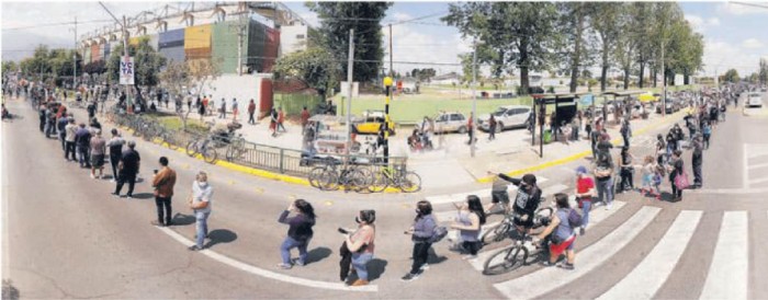 Más demora y filas en la calle